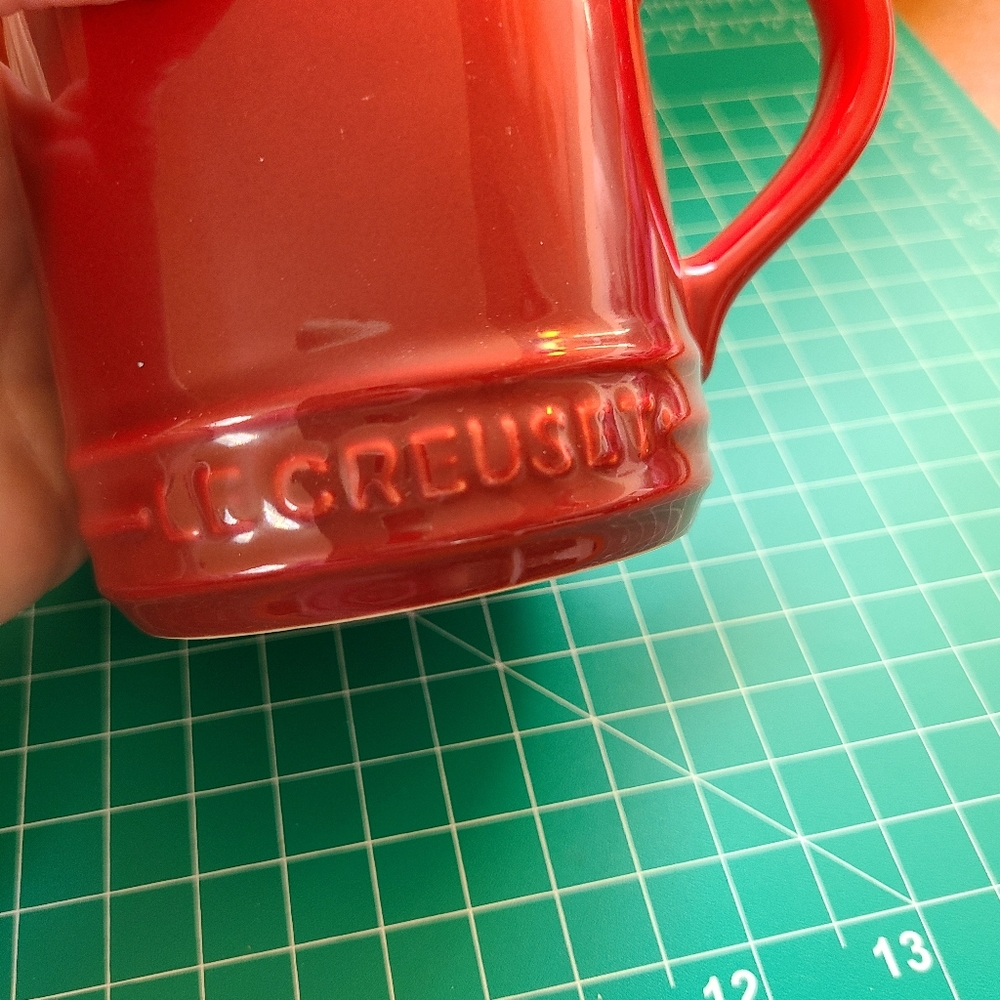 Le Creuset cherry red large coffee mug - Picture 2 of 4
